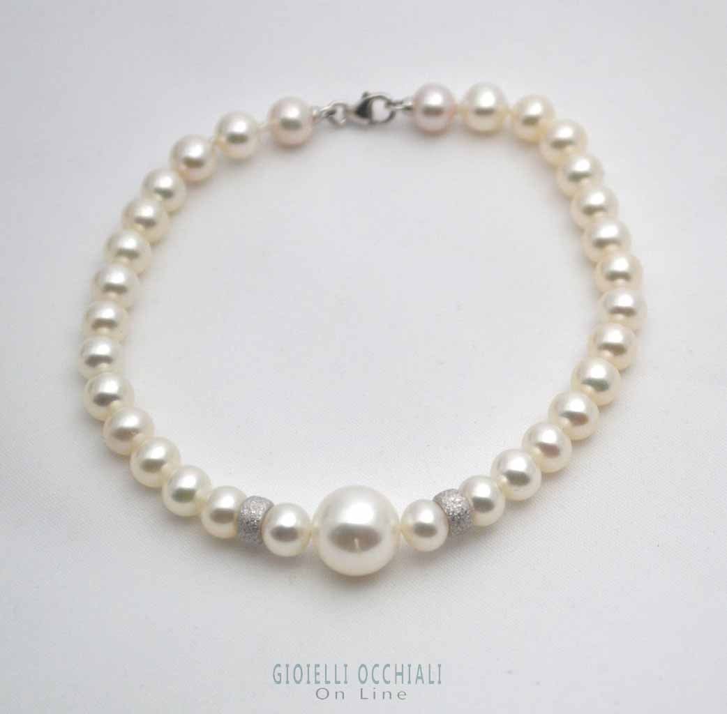 Pearls bracelet gold elements